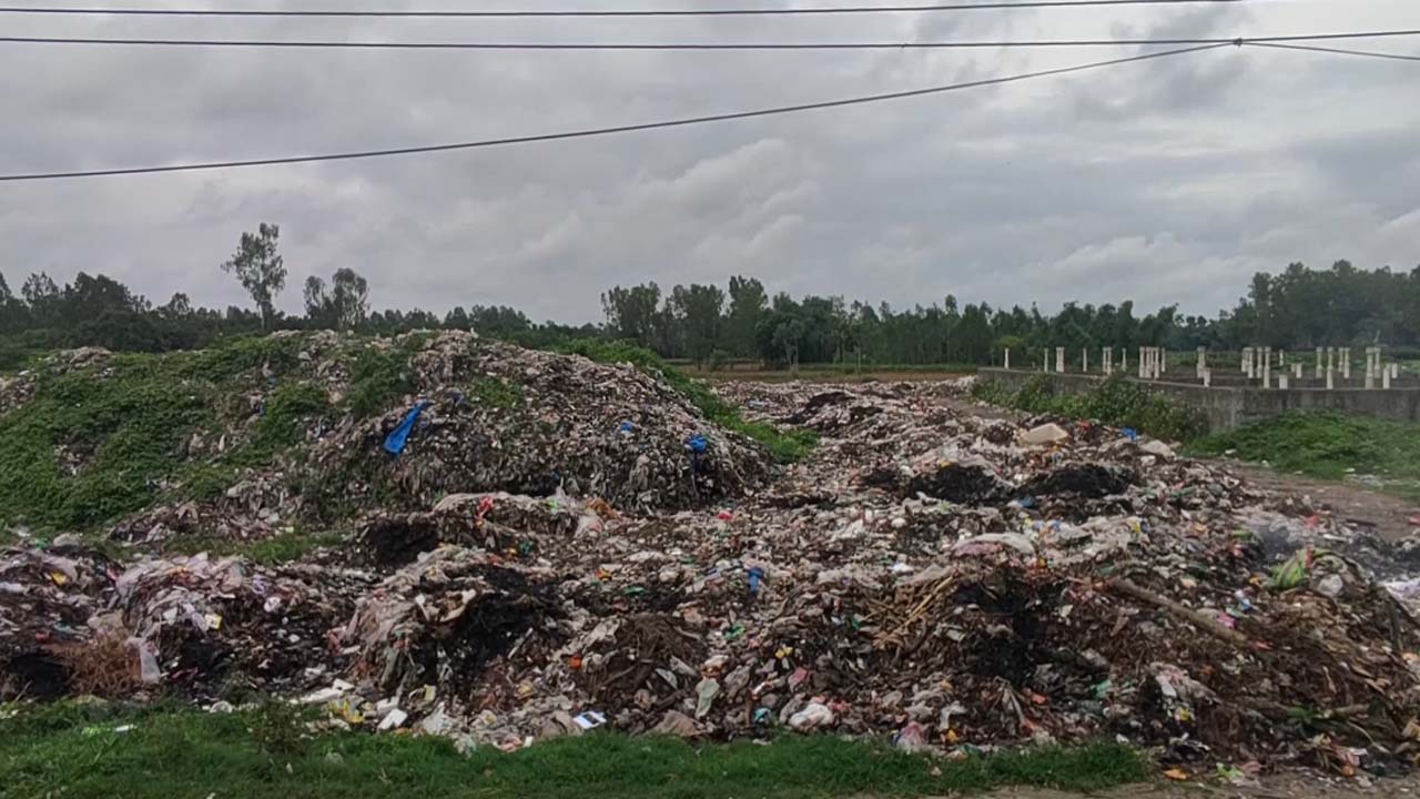 পঞ্চগড়ে রাস্তার পাশে পৌরসভার ময়লার ভাগাড়