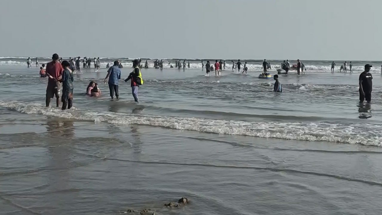 পর্যটকদের পদচারণায় মুখরিত দর্শনীয়স্থানগুলো