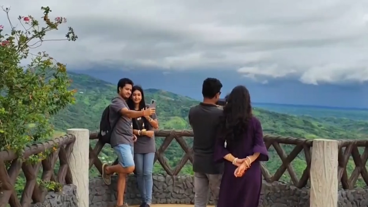 পর্যটকদের পদচারণায় মুখরিত দর্শনীয়স্থানগুলো