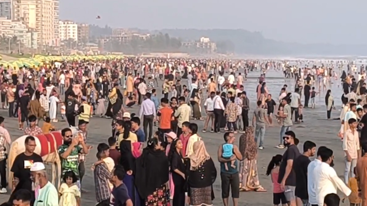 সমুদ্র সৈকতে পর্যটকের ঢল