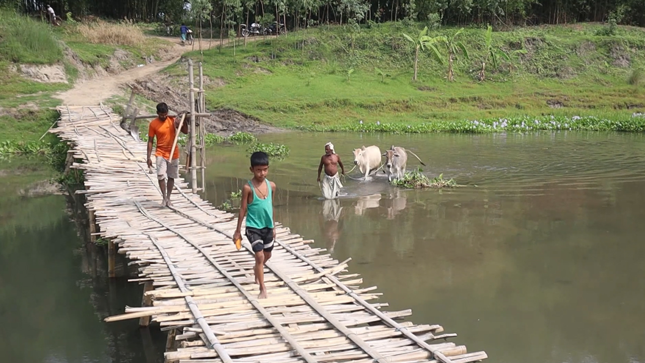 সেতুর অভাবে ভোগান্তিতে ঠাকুরগাঁওয়ের ১০ গ্রামের মানুষ