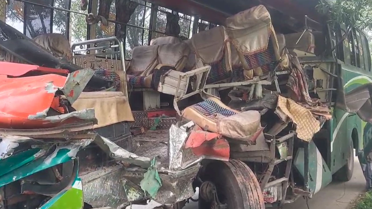 গোপালগঞ্জের গোপীনাথপুরে ৬টি গাড়ির মুখোমুখি সংঘর্ষ