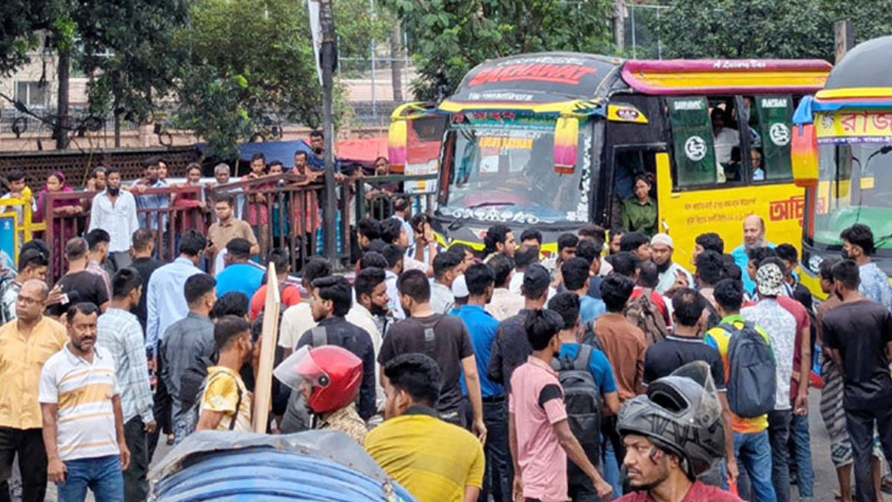 ইউআইইউ শিক্ষার্থীদের অবরোধ, যান চলাচল বন্ধ