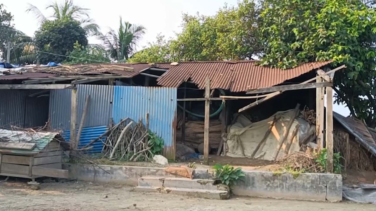 মাদারীপুরে আশ্রয়ণ প্রকল্পের ঘরগুলো জরাজীর্ণ