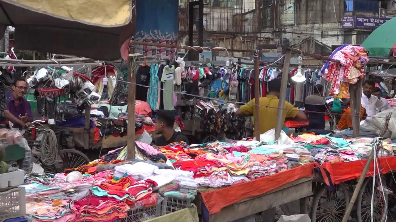 চট্টগ্রামে ফুটপাত দখল করে কোটি টাকার বাণিজ্য