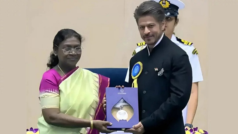 কিং খানের হাতে পুরস্কার তুলে দিলেন ভারতের রাষ্ট্রপতি দ্রৌপদী মুর্মু