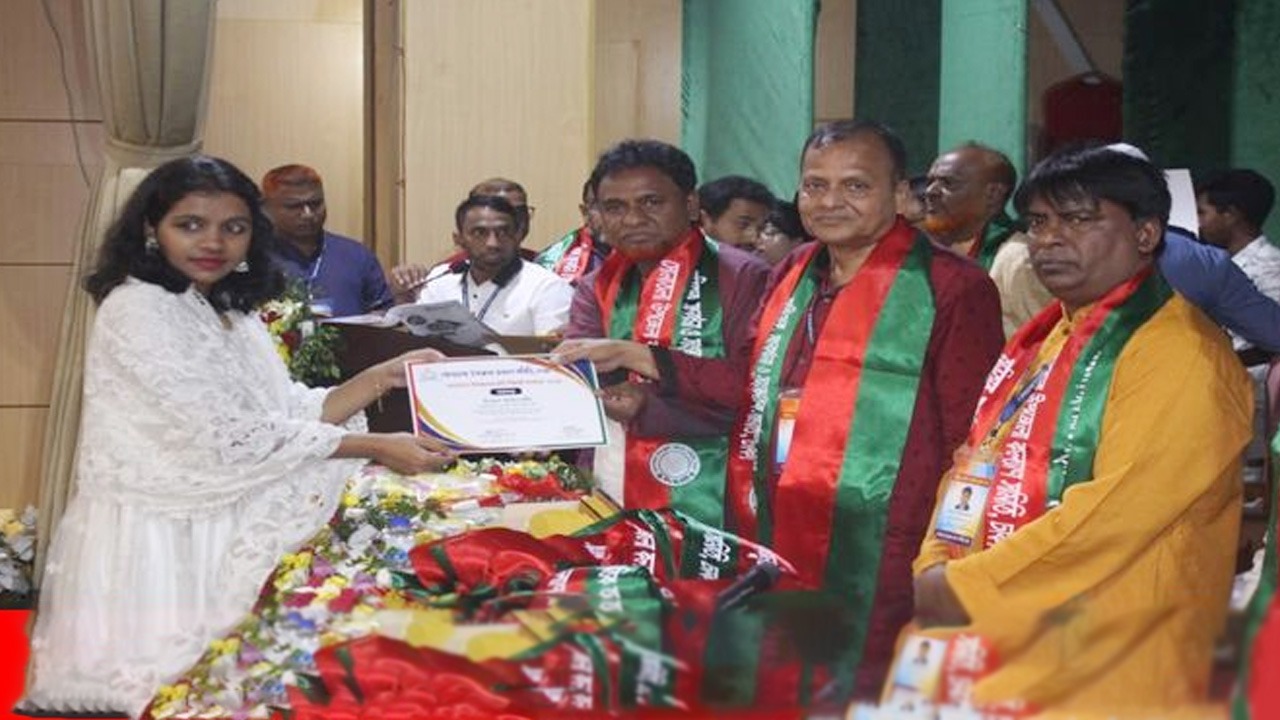 কৃতি শিক্ষার্থীদের সংবর্ধনা সনদ তুলে দেন বগুড়া সমিতি ঢাকা’র সাধারণ সম্পাদক মোশারফ হোসেন চৌধুরীসহ অন্য অতিথিরা