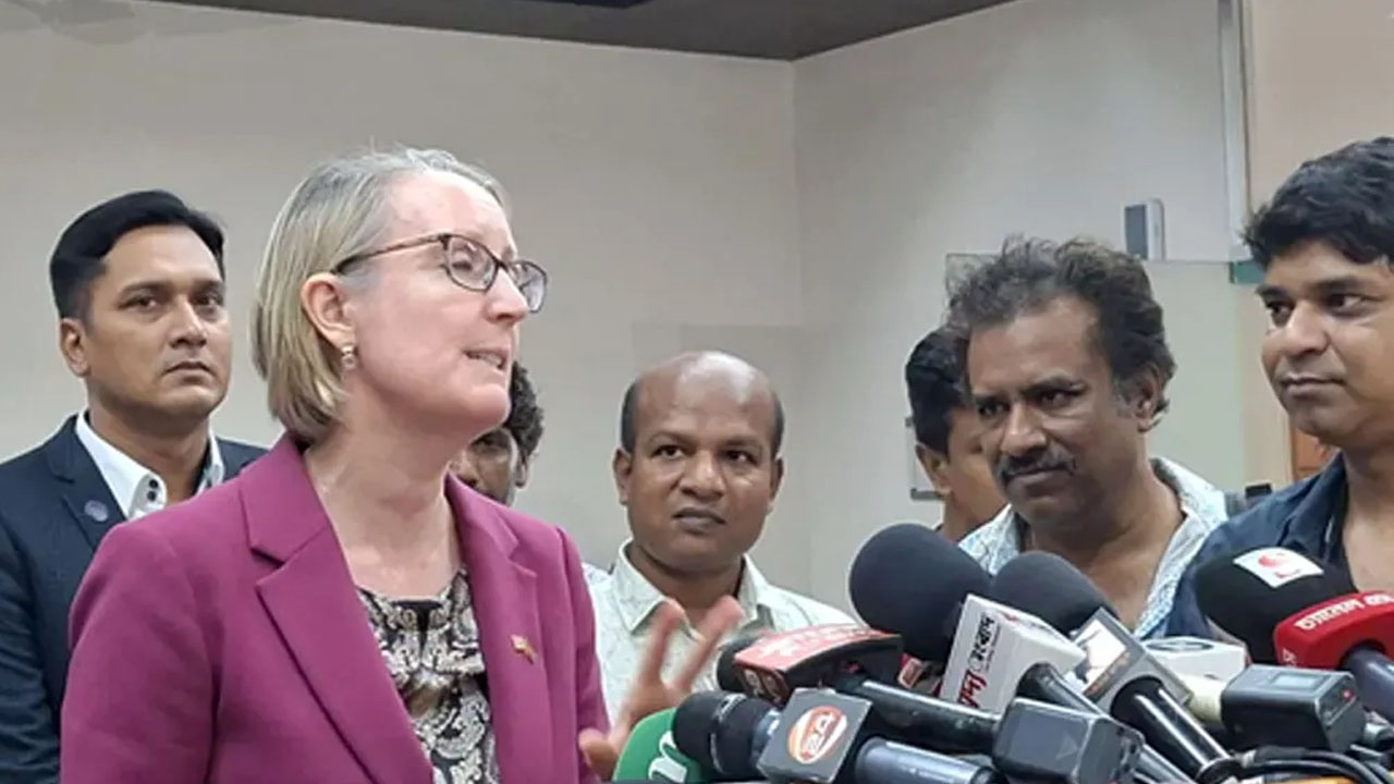 নির্বাচন ভবনে গণমাধ্যমের মুখোমুখি ব্রিটিশ হাই কমিশনার সারাহ কুক। ছবি: সংগৃহীত