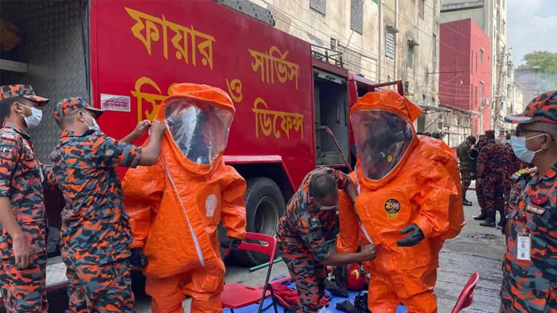 মিরপুরের শিয়ালবাড়িতে পুড়ে যাওয়া একটি রাসায়নিক গুদামের ভিতরে বিপজ্জনক মাত্রায় হাইড্রোজেন সালফাইড গ্যাস পাওয়া গেছে