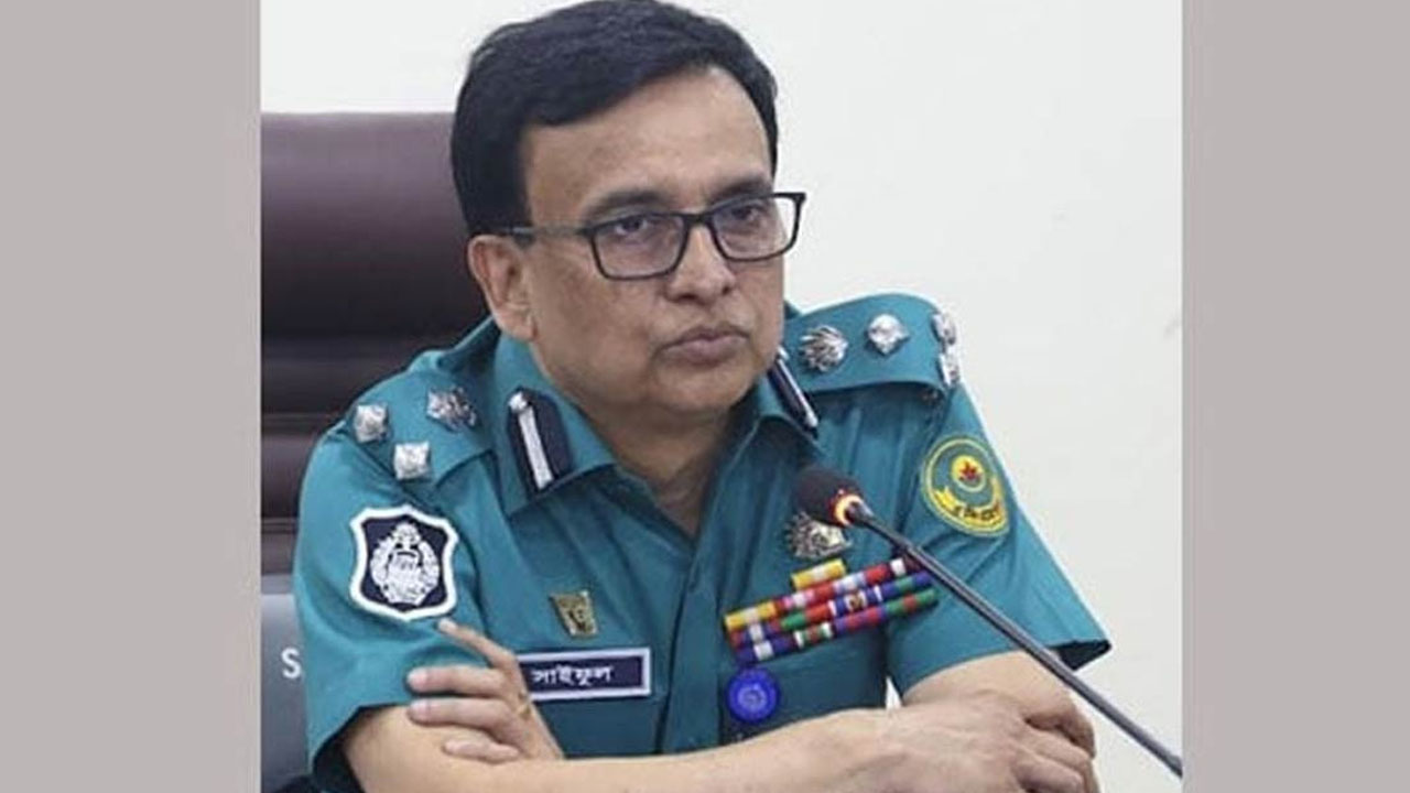 ট্রাইব্যুনালে হাজির করা হয়েছে সাবেক পুলিশ কমিশনার সাইফুলকে