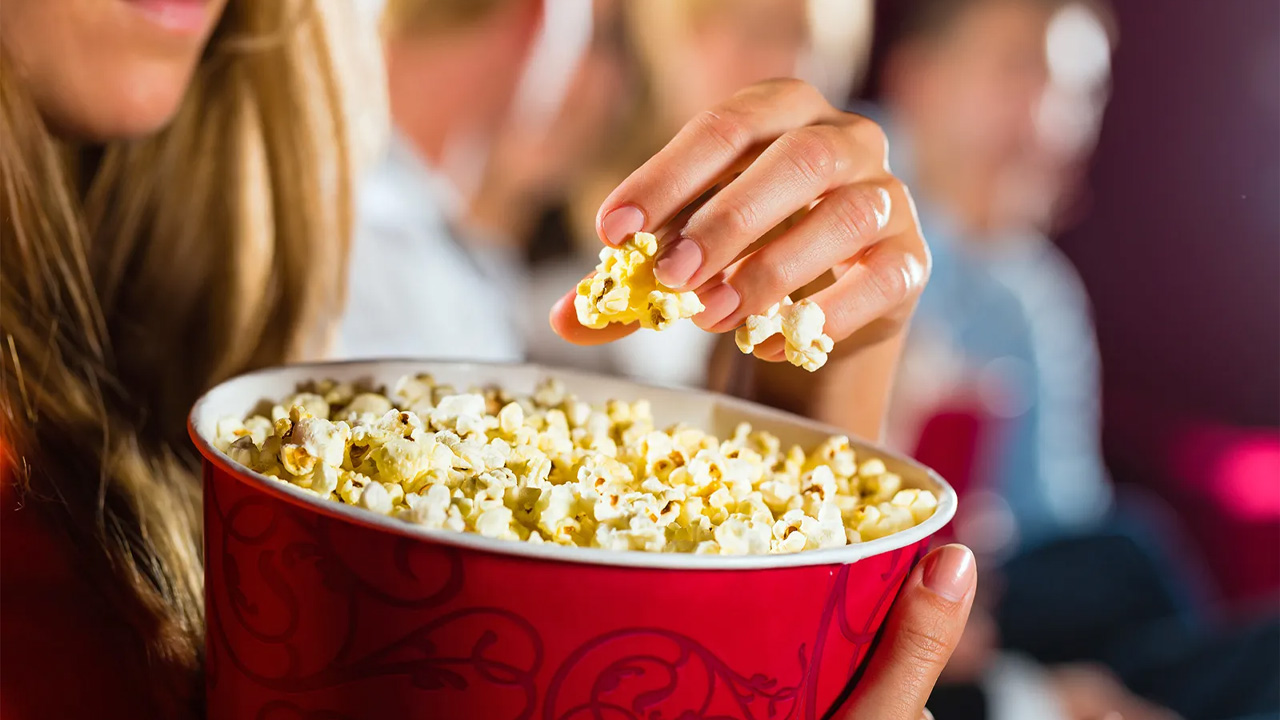 মুভি দেখার সময় সবাই পপকর্ন কেন খায় ?