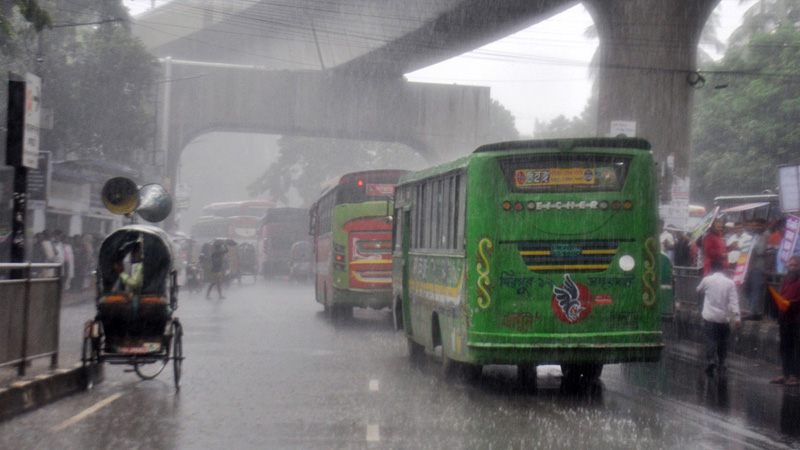 রাজধানীতে ঝুম বৃষ্টি, বিকেলেই নেমে এলো অন্ধকার