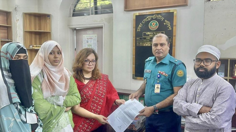 ‘এডিটেড ছবি ও অশালীন তথ্য’ ছড়ানোয় মামলা করলেন মোনামী