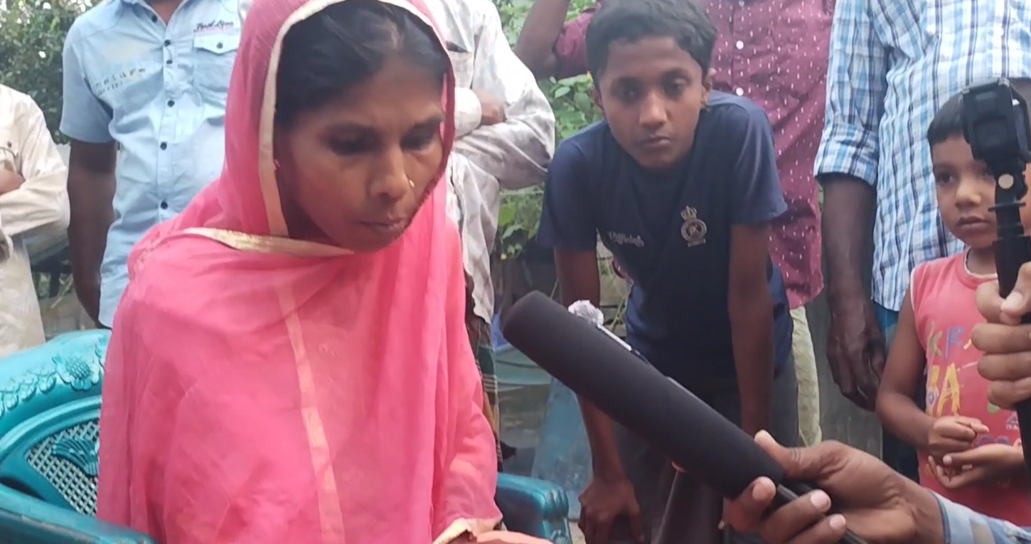 উজিরপুরে কামড় দেয়া সাপ নিয়ে হাসপাতালে গৃহবধূ