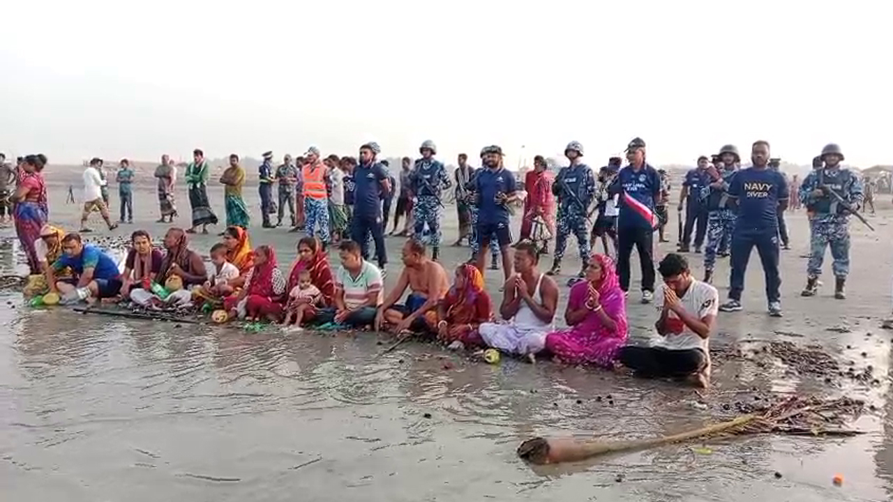 দুবলার চরে পূণ্য স্নানে শেষ হলো রাস উৎসব