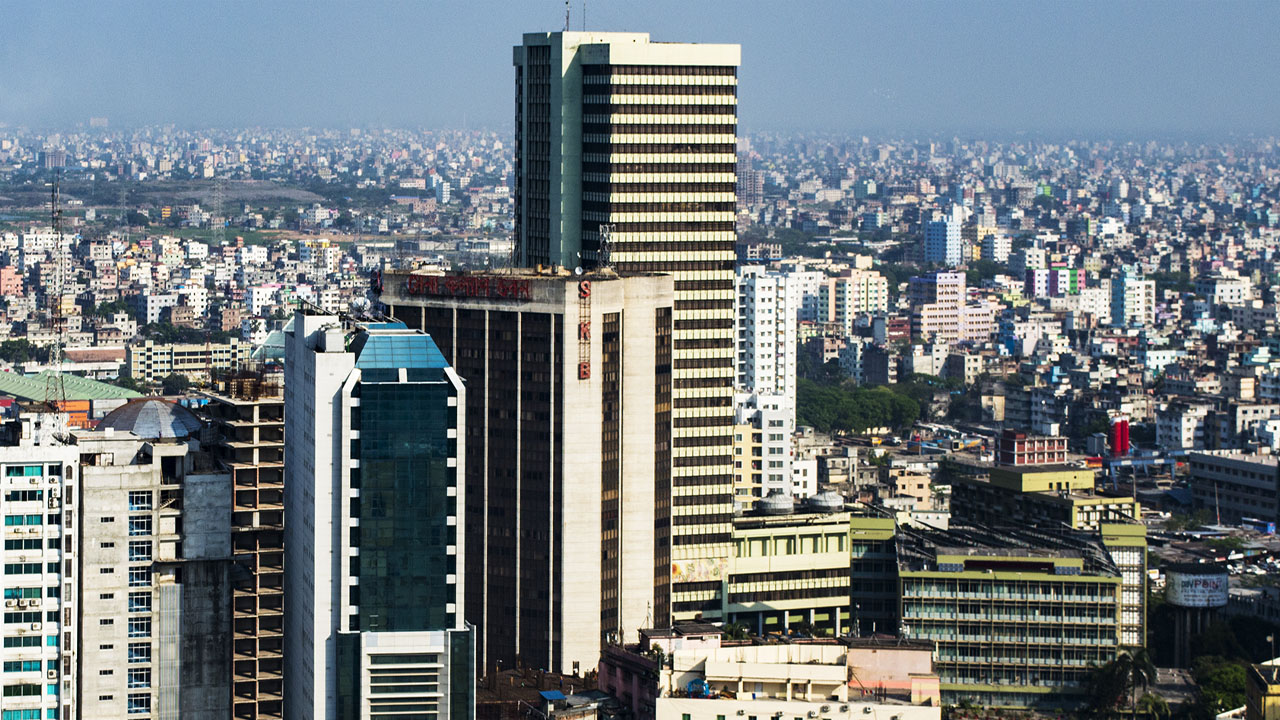 দূষিত বাতাসের শহরের শীর্ষ ৮ নম্বরে ঢাকা 