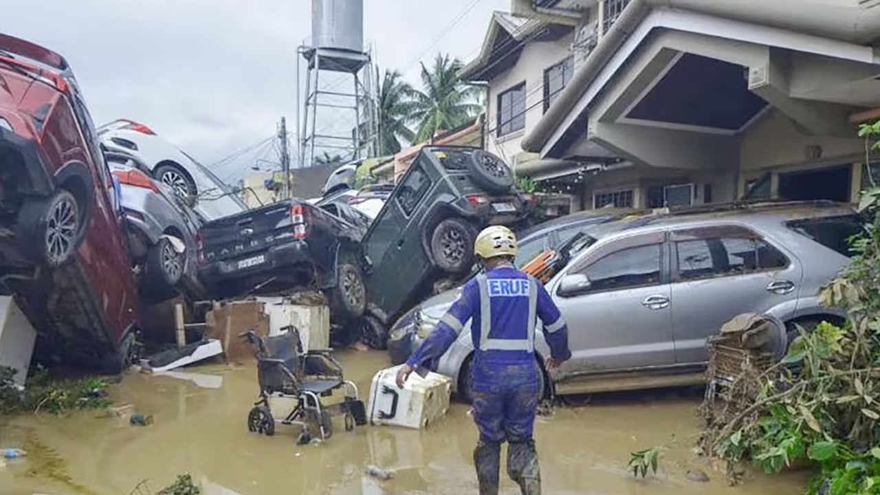 ফিলিপাইনে টাইফুন কালমেগি, মৃতের সংখ্যা বেড়ে ১১৪