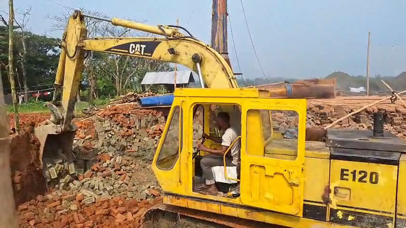 লক্ষ্মীপুরে অবৈধ ৩ ইটভাটা গুড়িয়ে দিয়েছে প্রশাসন