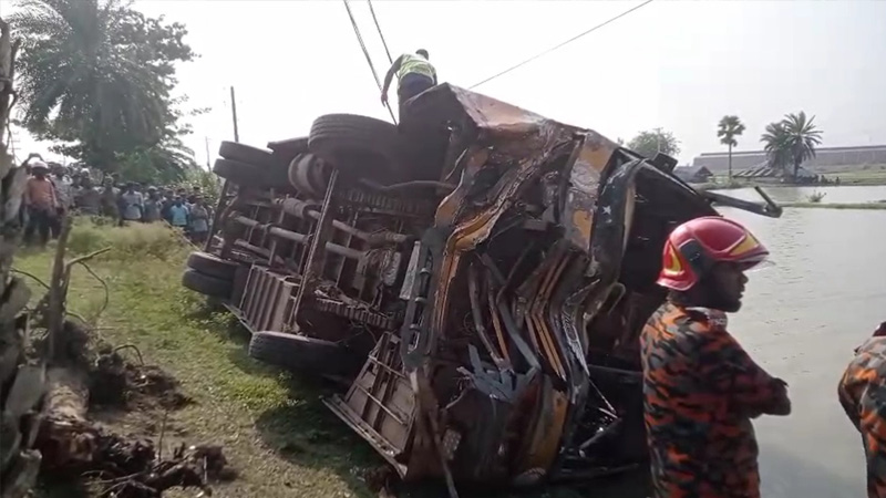 মোংলা-খুলনা মহাসড়কে বাস উল্টে নিহত ২, আহত ৭