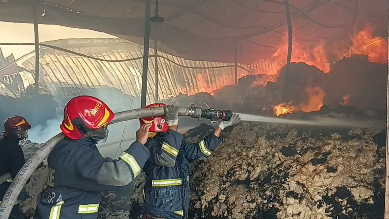 গাজীপুরের টঙ্গীতে তুলার গুদামের আগুন নিয়ন্ত্রণে