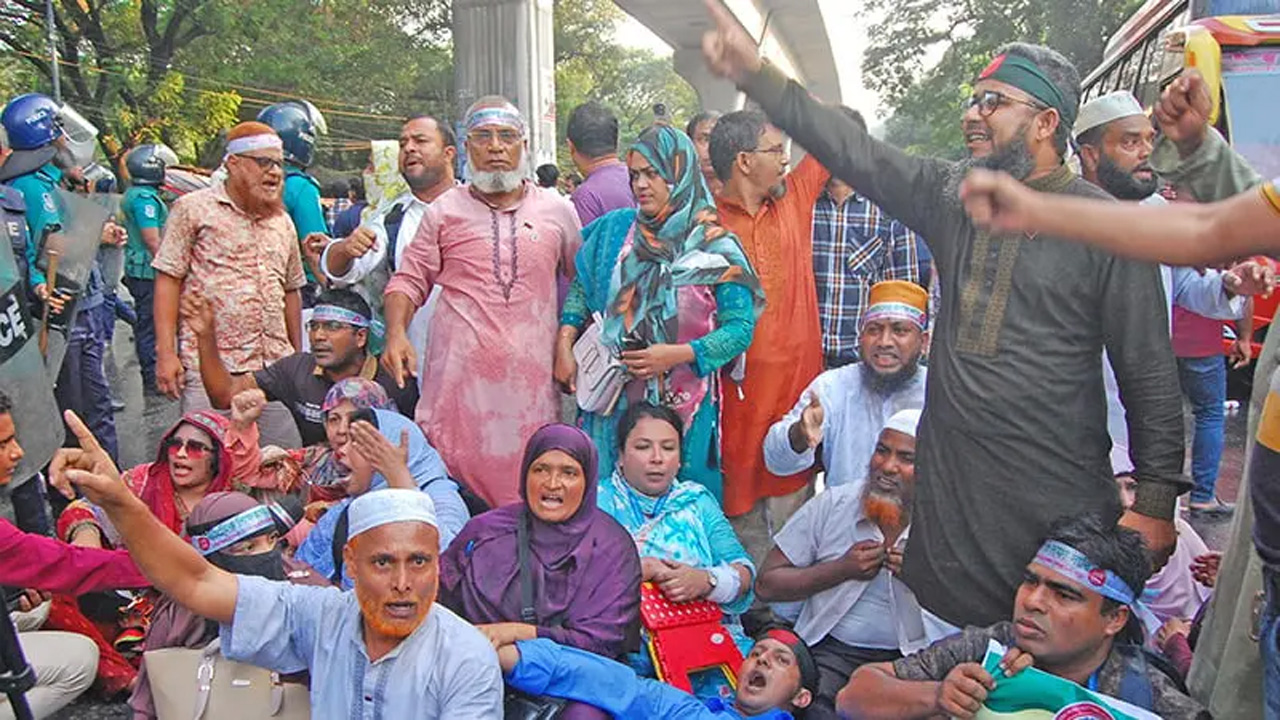 অনির্দিষ্টকালের কর্মবিরতিতে যাচ্ছেন প্রাথমিকের শিক্ষকরা