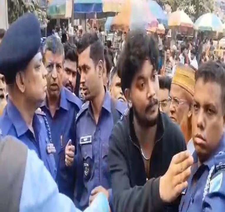 নারায়ণগঞ্জে বাউলদের কর্মসূচিতে বাধা, ব্যানার ছিঁড়ায় যুবক আটক