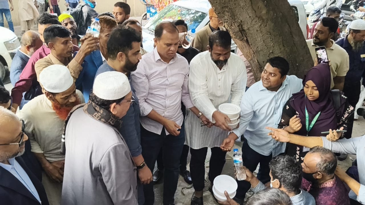 খালেদা জিয়ার সুস্থতা কামনায় আমরা বিএনপি পরিবারের খাবার বিতরণ