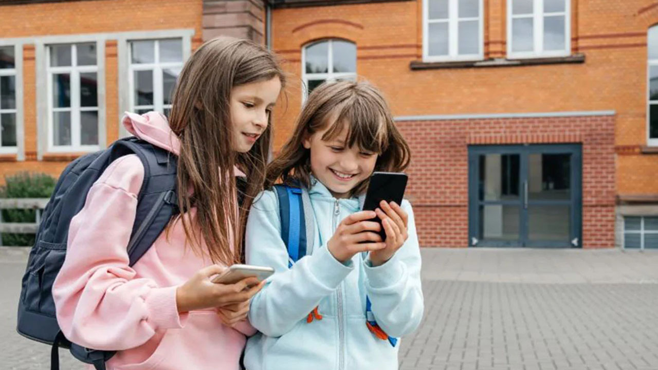 হাইস্কুলে মোবাইল ফোন নিষিদ্ধ করছে ফ্রান্স