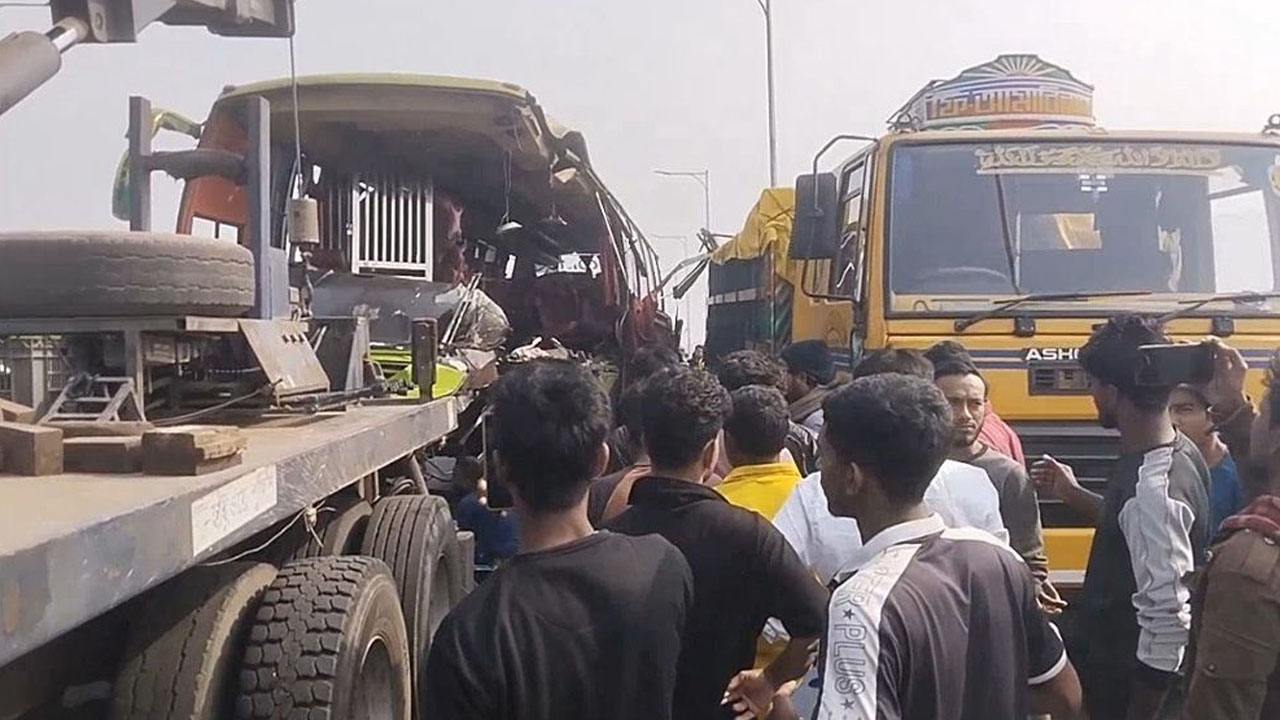 ঢাকা-ভাঙ্গা এক্সপ্রেসওয়েতে বাস-ট্রাক সংঘর্ষে নিহত ৩, আহত ১৫