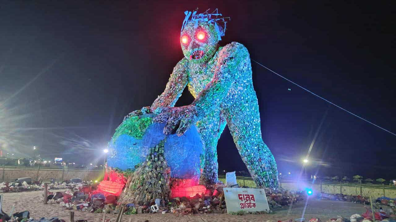 কক্সবাজার সৈকতে প্লাস্টিক দিয়ে তৈরি হলো দানব ভাস্কর্য