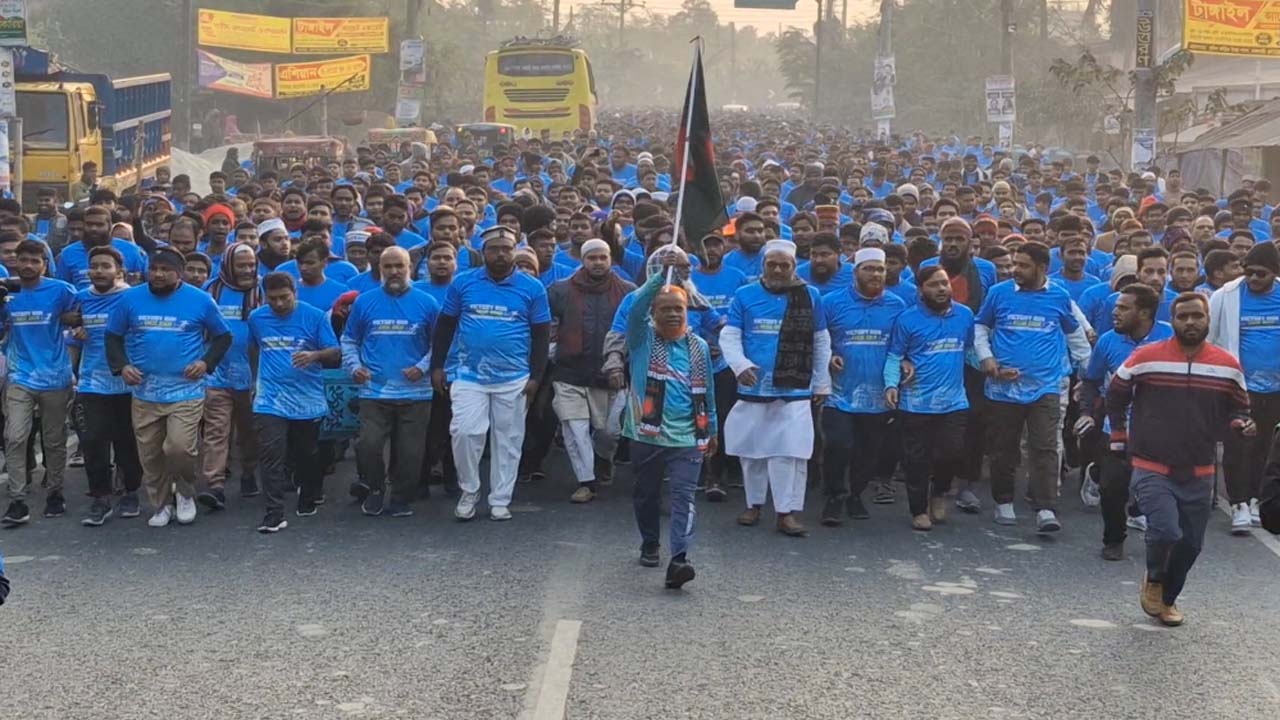 কনকনে ঠান্ডায় ম্যারাথন দৌড়ে সাড়ে ৬ হাজার প্রতিযোগী