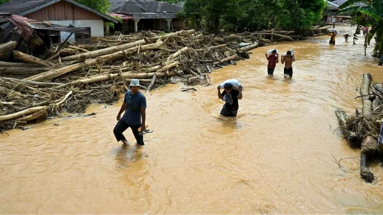 বন্যায় ইন্দোনেশিয়া, শ্রীলঙ্কা-থাইল্যান্ডে নিহতের সংখ্যা ১৭৫০ ছাড়াল